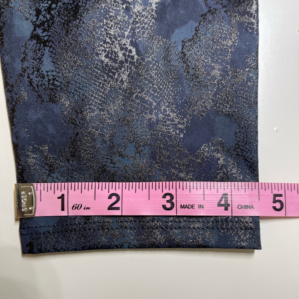 Spanx Shimmer Navy Reptile Leggings 7/8 Length Size M NWT Booty Boost - Picture 9 of 11